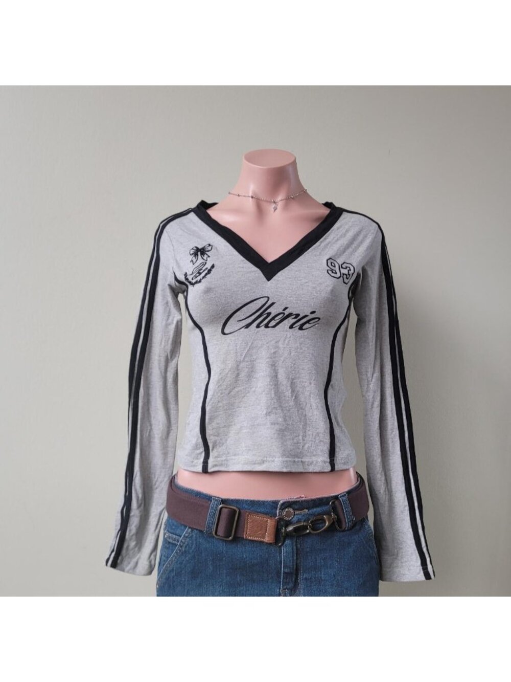 Daisy ST Logo Embroidered Heather Grey V-Neck Crop Long Sleeve (XS)